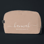 Trousse De Toilette Bridesmaid Moderne Script Minimal Cosmétique<br><div class="desc">Ce sac d'accessoires Bridesmaid comporte une typographie manuscrite en écriture blanche avec des swashes sur un arrière - plan bronzé. Présentez à vos demoiselles d'honneur un sac de toilette pour leur maquillage et des petits articles traditionnellement présentés au dîner de répétition,  à utiliser tôt le matin avant le mariage.</div>