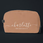 Trousse De Toilette Caramel cadeau Bridesmaid<br><div class="desc">Ce sac d'accessoires Bridesmaid comporte une typographie manuscrite en écriture blanche avec des swashes sur un arrière - plan de caramel. Présentez à vos demoiselles d'honneur un sac de toilette pour leur maquillage et des petits articles traditionnellement présentés au dîner de répétition, à utiliser tôt le matin avant le mariage....</div>