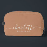 Trousse De Toilette Caramel cadeau Bridesmaid<br><div class="desc">Ce sac d'accessoires Bridesmaid comporte une typographie manuscrite en écriture blanche avec des swashes sur un arrière - plan de caramel. Présentez à vos demoiselles d'honneur un sac de toilette pour leur maquillage et des petits articles traditionnellement présentés au dîner de répétition, à utiliser tôt le matin avant le mariage....</div>