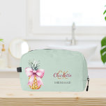 Trousse De Toilette Demoiselle d'honneur vert sauge tropicale ananas r<br><div class="desc">Un fond vert sauge tendance décoré avec un ruban rose et un ananas. Personnalisez et ajoutez un nom et des initiales de monogramme.  Texte : Demoiselle d'honneur</div>