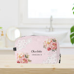 Trousse De Toilette Dentelle rose de Bridesmaid<br><div class="desc">Un arrière - plan rose vif. Décoré de roses roses roses,  de fleurs et de dentelle blanche. Personnalisez et ajoutez le nom de votre servante.</div>