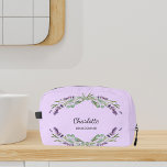 Trousse De Toilette Fleurs de lavande violette bridesmaid<br><div class="desc">Un arrière - plan violet. Décoré de fleurs de lavande et de verdure d'eucalyptus. Personnalisez et ajoutez le nom de votre bridesmade.</div>