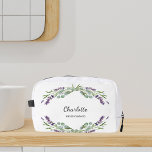 Trousse De Toilette Lavande fleurs verdure bridesmaid<br><div class="desc">Fond blanc. Décoré de fleurs de lavande et de verdure d'eucalyptus. Personnalisez et ajoutez le nom de votre bridesmade.</div>