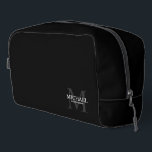 Trousse De Toilette Masculine Monogramme personnalisé et nom Groomsmen<br><div class="desc">Ajoutez une touche personnelle à votre mariage avec un cadeau personnalisé pour les groomsmen. Ce design présente le nom personnalisé du marionnettiste avec titre en blanc et monogramme en gris clair comme arrière - plan, dans le style de police serif classique sur arrière - plan noir. Aussi parfait pour le...</div>