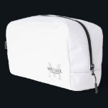 Trousse De Toilette Masculine Monogramme personnalisé et nom Groomsmen<br><div class="desc">Ajoutez une touche personnelle à votre mariage avec un cadeau personnalisé pour les groomsmen. Ce design présente le nom personnalisé du marionnettiste avec titre en gris et monogramme en gris clair comme arrière - plan, dans le style de police serif classique sur arrière - plan blanc. Aussi parfait pour le...</div>