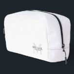 Trousse De Toilette Masculine Monogramme personnalisé et nom Groomsmen<br><div class="desc">Ajoutez une touche personnelle à votre mariage avec un cadeau personnalisé pour les groomsmen. Ce design présente le nom personnalisé du marionnettiste avec titre en gris et monogramme en gris clair comme arrière - plan, dans le style de police serif classique sur arrière - plan blanc. Aussi parfait pour le...</div>