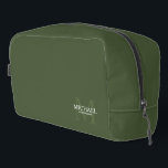 Trousse De Toilette Masculine Monogramme personnalisé et nom Groomsmen<br><div class="desc">Ajoutez une touche personnelle à votre mariage avec un cadeau personnalisé pour les groomsmen. Ce design présente le nom personnalisé du toiletteur avec titre en blanc et monogramme en vert olive clair comme arrière - plan, en style serif classique sur arrière - plan vert olive. Aussi parfait pour le meilleur...</div>