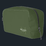 Trousse De Toilette Masculine Monogramme personnalisé et nom Groomsmen<br><div class="desc">Ajoutez une touche personnelle à votre mariage avec un cadeau personnalisé pour les groomsmen. Ce design présente le nom personnalisé du toiletteur avec titre en blanc et monogramme en vert olive clair comme arrière - plan, en style serif classique sur arrière - plan vert olive. Aussi parfait pour le meilleur...</div>