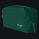 Trousse De Toilette Masculine Monogramme personnalisé et nom Groomsmen<br><div class="desc">Ajoutez une touche personnelle à votre mariage avec un cadeau personnalisé pour les groomsmen. Ce design présente le nom personnalisé du toiletteur avec titre en blanc et monogramme en vert émeraude clair comme arrière - plan, dans le style de police serif classique sur arrière - plan vert émeraude. Aussi parfait...</div>