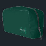 Trousse De Toilette Masculine Monogramme personnalisé et nom Groomsmen<br><div class="desc">Ajoutez une touche personnelle à votre mariage avec un cadeau personnalisé pour les groomsmen. Ce design présente le nom personnalisé du toiletteur avec titre en blanc et monogramme en vert émeraude clair comme arrière - plan, dans le style de police serif classique sur arrière - plan vert émeraude. Aussi parfait...</div>