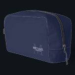 Trousse De Toilette Masculine Monogramme personnalisé et nom Groomsmen<br><div class="desc">Ajoutez une touche personnelle à votre mariage avec un cadeau personnalisé pour les groomsmen. Ce design présente le nom personnalisé du marionnettiste avec titre en blanc et monogramme en bleu marine clair comme arrière - plan, dans le style de police serif classique sur arrière - plan bleu marine. Aussi parfait...</div>