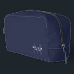 Trousse De Toilette Masculine Monogramme personnalisé et nom Groomsmen<br><div class="desc">Ajoutez une touche personnelle à votre mariage avec un cadeau personnalisé pour les groomsmen. Ce design présente le nom personnalisé du marionnettiste avec titre en blanc et monogramme en bleu marine clair comme arrière - plan, dans le style de police serif classique sur arrière - plan bleu marine. Aussi parfait...</div>