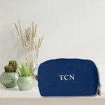 Trousse De Toilette Monogram Marine Blue Groomsman Groomsmen Cadeau<br><div class="desc">Le cadeau parfait pour vos groomsmen. Un kit Dopp bleu marine avec monogramme gris clair des noms ou initiales. Monogramme est de part et d'autre du sac.</div>