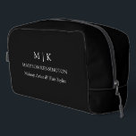 Trousse De Toilette Monogramme minimaliste ou ajouter un logo Business<br><div class="desc">Évaluation minimaliste moderne et sac cosmétique. Noir & Blanc ou choisissez vos couleurs personnalisées. Parfait pour les petites entreprises, les marques d'entreprise, les travailleurs indépendants, les maquilleurs, les coiffeurs, utiliser comme sac de voyage et plus encore. Facile à personnaliser avec vos initiales monographiques, nom et information d'entreprise, titre de poste,...</div>