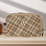 Trousse De Toilette monogramme motif beige intemporel plaid<br><div class="desc">Découvrez l'élégance intemporelle du Vintage Motif de Beige Monogram Plaid Dopp Kit Sac conçu par PixeliaDesigns, où le charme classique et l'utilité moderne. Ce somptueux kit dopp, doté d'un motif sophistiqué dans les tons beiges sereins, est accentué par un monogramme personnalisé dans une police élégante, ce qui en fait un...</div>