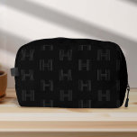 Trousse De Toilette Monogramme noir Motif, Monogrammes modernes<br><div class="desc">Élevez votre équipement de voyage et de sport avec ce sac de kit Dopp Motif Monogram noir, où la simplicité et l'élégance moderne. Doté d'un motif monogramme élégant et entrelacé avec une typographie personnalisée, ce duffel est conçu dans une couleur noire classique, ce qui en fait l'accessoire parfait pour les...</div>