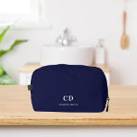 Trousse De Toilette Nom des initiales du monogramme blanc bleu marine<br><div class="desc">Arrière - plan bleu marine,  texte blanc. Personnalisez et ajoutez vos initiales monographiques et votre nom complet.</div>