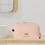 Trousse De Toilette Nom des initiales du monogramme moderne beige<br><div class="desc">Arrière - plan beige,  texte noir. Personnalisez et ajoutez vos initiales monographiques et votre nom complet.</div>