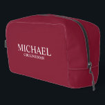 Trousse De Toilette Nom du Groomsman Personnalisé Classique<br><div class="desc">Cadeaux Groomsman personnalisés classiques avec le nom et le titre du marionnettiste personnalisé en style serif classique blanc sur arrière - plan rouge bordeaux. Aussi parfait pour Best Man,  Père de la Mariée et plus.</div>