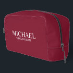 Trousse De Toilette Nom du Groomsman Personnalisé Classique<br><div class="desc">Cadeaux Groomsman personnalisés classiques avec le nom et le titre du marionnettiste personnalisé en style serif classique blanc sur arrière - plan rouge bordeaux. Aussi parfait pour Best Man,  Père de la Mariée et plus.</div>