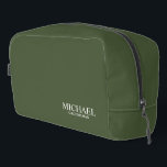 Trousse De Toilette Nom du Groomsman Personnalisé Classique<br><div class="desc">Cadeaux de Groomsman Personnalisés Classique avec nom et titre de marionnettiste personnalisé en style serif classique blanc sur arrière - plan vert olive. Aussi parfait pour Best Man,  Père de la Mariée et plus.</div>