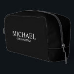 Trousse De Toilette Nom du Groomsman Personnalisé Classique<br><div class="desc">Cadeaux Groomsman personnalisés classiques avec nom et titre de marionnettiste personnalisé en style serif classique blanc sur arrière - plan noir. Aussi parfait pour Best Man,  Père de la Mariée et plus.</div>