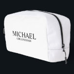 Trousse De Toilette Nom du Groomsman Personnalisé Classique<br><div class="desc">Cadeaux Groomsman personnalisés classiques avec nom et titre de marionnettiste personnalisé en style serif classique noir sur arrière - plan blanc. Aussi parfait pour Best Man,  Père de la Mariée et plus.</div>