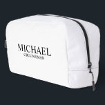 Trousse De Toilette Nom du Groomsman Personnalisé Classique<br><div class="desc">Cadeaux Groomsman personnalisés classiques avec nom et titre de marionnettiste personnalisé en style serif classique noir sur arrière - plan blanc. Aussi parfait pour Best Man,  Père de la Mariée et plus.</div>