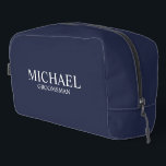 Trousse De Toilette Nom du Groomsman Personnalisé Classique<br><div class="desc">Cadeaux Groomsman personnalisés classiques avec le nom et le titre du marionnettiste personnalisé en style de police serif classique blanc sur arrière - plan bleu marine. Aussi parfait pour Best Man,  Père de la Mariée et plus.</div>