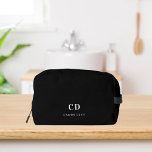 Trousse De Toilette Nom initial du monogramme noir blanc<br><div class="desc">Arrière - plan noir,  texte blanc. Personnalisez et ajoutez vos initiales monographiques et votre nom complet.</div>
