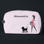 Trousse De Toilette Personnaliser la femme en rose marchant noir canic<br><div class="desc">Personnalisez cette femme en rose avec un béret marchant un caniche noir et ajoutez un nom.</div>