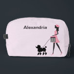 Trousse De Toilette Personnaliser la femme en rose marchant noir canic<br><div class="desc">Personnalisez cette femme en rose avec un béret marchant un caniche noir et ajoutez un nom.</div>