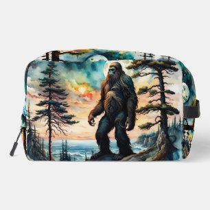 Trousse De Toilette Sasquatch sur une crête forestière au-dessus de l'
