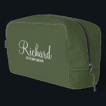 Trousse De Toilette Scénario moderne - Groomsman personnalisé<br><div class="desc">Cadeaux Groomsman personnalisés avec le nom de toiletteur personnalisé en blanc style de police de script moderne avec titre et date mariage dans style de police sans serif moderne sur arrière - plan vert olive. Parfait aussi pour le meilleur homme, père de la mariée, demoiselle d'honneur, mère de la mariée...</div>