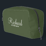 Trousse De Toilette Scénario moderne - Groomsman personnalisé<br><div class="desc">Cadeaux Groomsman personnalisés avec le nom de toiletteur personnalisé en blanc style de police de script moderne avec titre et date mariage dans style de police sans serif moderne sur arrière - plan vert olive. Parfait aussi pour le meilleur homme, père de la mariée, demoiselle d'honneur, mère de la mariée...</div>