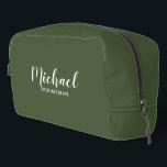 Trousse De Toilette Script moderne Salons personnalisés<br><div class="desc">Script moderne Groomsmen Cadeau personnalisé avec nom de marionnettiste personnalisé en blanc style de police de script moderne avec titre et date mariage dans style de police sans serif moderne sur arrière - plan vert olive. Parfait pour la demoiselle d'honneur, fille de fleurs, mère de la mariée, meilleur homme et...</div>