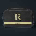 Trousse De Toilette Tissu en cuir noir Trim or Monogramme Nom<br><div class="desc">Monogramme personnalisé et nom pour un gentleman dans votre vie.. Trim en cuir noir avec lettrage élégant Gold (pas en cuir réel). Idée cadeau de fête des pères sophistiquée pour papa ou grand-père (mari / autre significatif). Peut aussi être une idée de cadeau de vacances ou de retraite parfaite. si...</div>