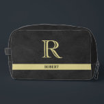 Trousse De Toilette Tissu en cuir noir Trim or Monogramme Nom<br><div class="desc">Monogramme personnalisé et nom pour un gentleman dans votre vie.. Trim en cuir noir avec lettrage élégant Gold (pas en cuir réel). Idée cadeau de fête des pères sophistiquée pour papa ou grand-père (mari / autre significatif). Peut aussi être une idée de cadeau de vacances ou de retraite parfaite. si...</div>