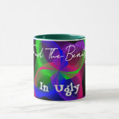 Trouvez La Beauté Dans La Mug De Café Laide (Centre)