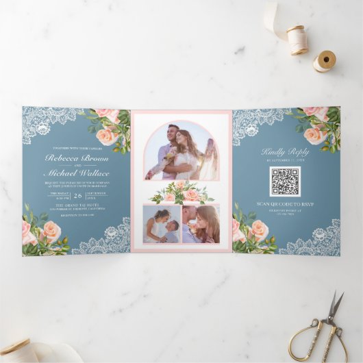 Trouw met Blush Roze Bloemendetail in Stofblauw me Drieluik Uitnodiging (Binnen)