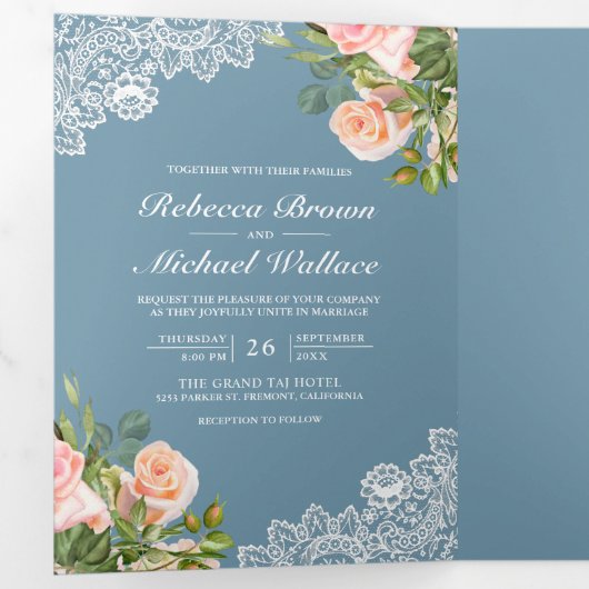 Trouw met Blush Roze Bloemendetail in Stofblauw me Drieluik Uitnodiging (Binnenzijde eerst)