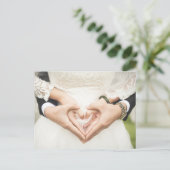 Trouw met harten in onze handen briefkaart (Staand voorkant)