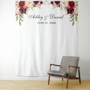 Trouwachtergrond bordeaux bloemstuk fotohokje deco wandkleed