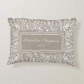 Trouwbloemen in lichtbruine rand Persoonlijke trou Accent Kussen (Achterkant)