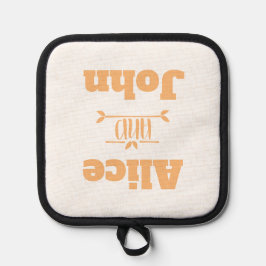 Trouwcadeau voor paartje met namen op potten onder pannenlap