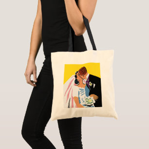 Trouwdag, bruid en bruidegom pasgetrouwd kussen tote bag