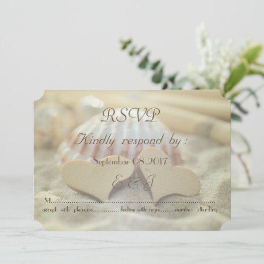 Trouwdag op het strand,Schelpen,Houten harten   RS Kaart (Staand voorkant)