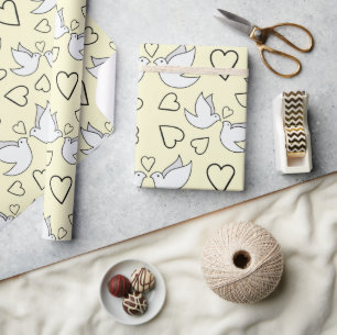 Trouwduiven en Harten Licht Geel Naadloos Cadeaupapier
