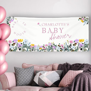 Trouwfeest met baby in bloei wilde bloemen gazon spandoek