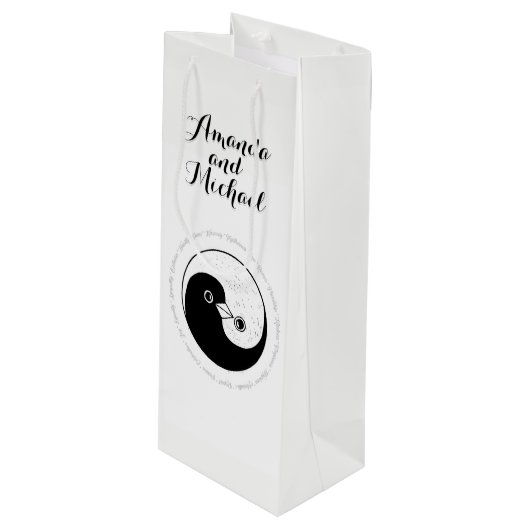TROUWFLES CADEAU TAS. b/w YinYang harmonieduif Wijn Cadeautas (Voorkant Gekanteld)